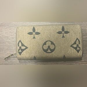 NWOT Fashion Tan and Black Zip Wallet